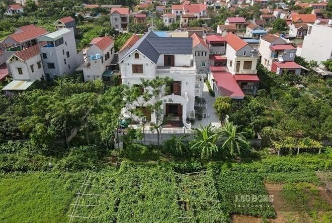 XIN CHUYỂN LÊN ĐẤT Ở, XÃ YÊU CẦU THÁO DỠ NHÀ; CÓ Ý KIẾN CHUYÊN GIA LẠI NÓI HOÀN TOÀN CÓ THỂ HỢP THỨC HÓA. AI ĐÚNG, AI SAI?